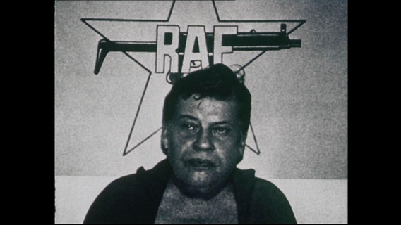 Der von der RAF entführte Hanns Martin Schleyer vor dem Logo der RAF (Archivbild).  