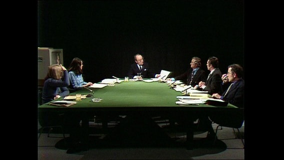 Eine Expertenrunde sitzt im Panorama-Studio an einem Tisch (Archivbild).  