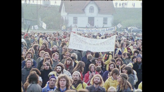 Hunderte Menschen, die gegen Atomkraft demonstrieren (Archivbild).  
