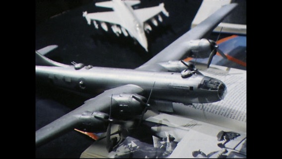 Ein Modell eines Militär-Flugzeuges (Archivbild).  