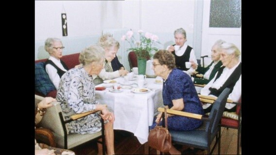 Seniorinnen und Senioren sitzen an einem Tisch (Archivbild).  