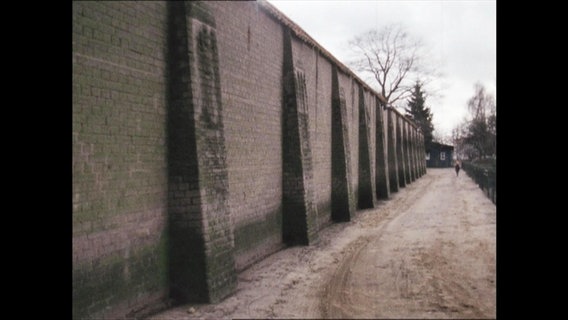 Die Betonmauer eines Gefängnisses (Archivbild).  