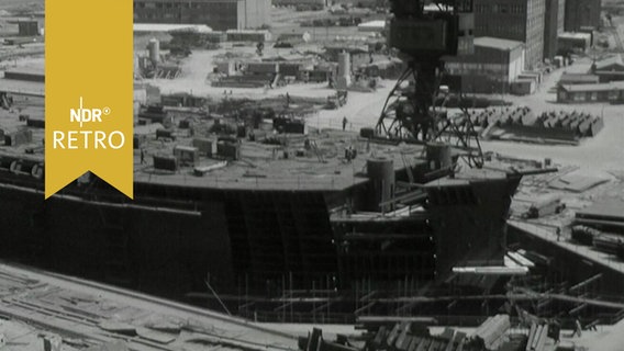 Schiffsrumpf eines Tankers im Bau auf einre Kieler Werft 1965  