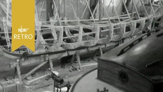 Skelett eines Bootsrumpfes in einer Werft (1965)  