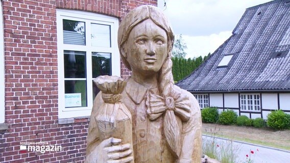 Aus Holz geschnitzte Statue  