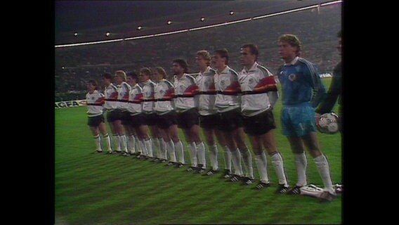 Die deutsche Fußball-Nationalmannschaft steht auf dem Spielfeld (Archivbild).  