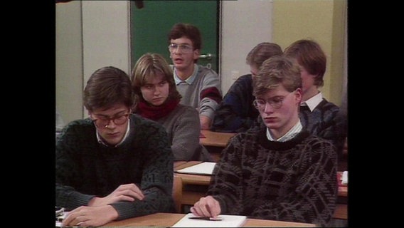 Schüler sitzen in einem Klassenzimmer (Archivbild).  