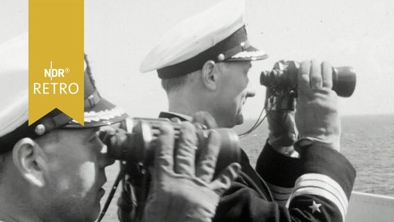 Zwei Marinesoldaten mit Ferngläsern schauen übers Meer (1964)  
