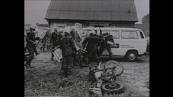 Auseinandersetzung zwischen Polizisten und Demonstrierenden (Archivbild)  