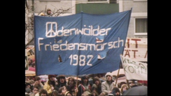 Banner mit der Aufschrift "Odenwälder Friedensmarsch 1982"  