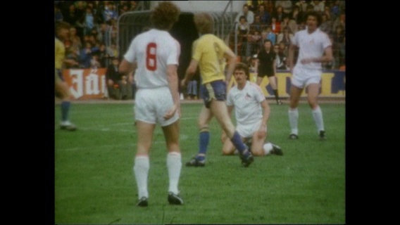 Fußballspieler auf dem Rasen (Archivbild)  