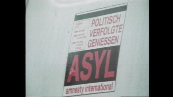 Sticker "Politisch Verfolgte genießen Asyl" von Amnesty International  