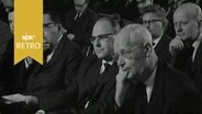 Zahlreiche Männer lauschen auf der Pathologentagung 1963 einem Vortrag  