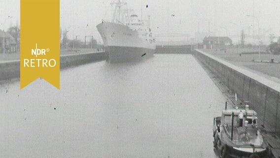 Schiff in der Großen Seeschleuse in Emden (1963)  