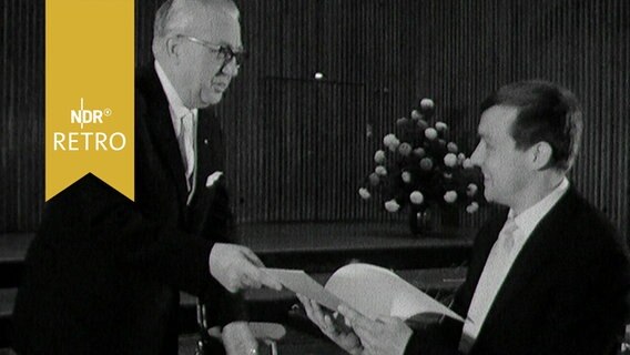 Hans Mühlenfeld, Kultusminister von Niedersachsen, überreicht einen Preis an einen jungen Künstler (1963)  