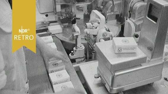 Butterstücke in einer Molkerei bei der Überprüfung durch eine Mitarbeiterin (1963)  