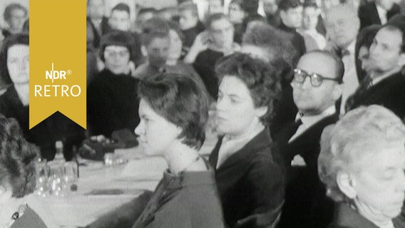 Teilnehmer einer Feierstunde des Hamburger Tierschutzvereins an langen Tischen 1964  