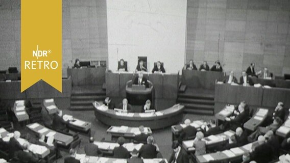 Plenarsaal des niedersächsichsischen Landtags 1964 während einer Sitzung  