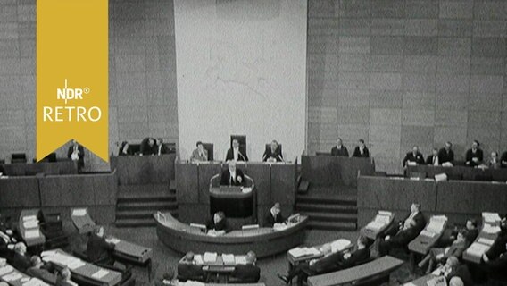 Plenarsaal des niedersächsischen Landtags 1964 bei einer Sitzung  