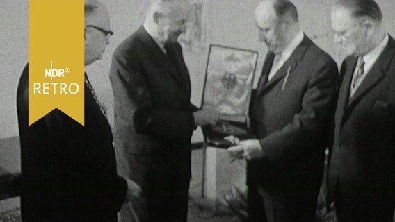 Georg Diederichs und VW-Generaldirektor Heinrich Nordhoff präsentieren gemeinsam das Große Verdienstkreuz bei der Verleihung an Nordhoff (1964)  