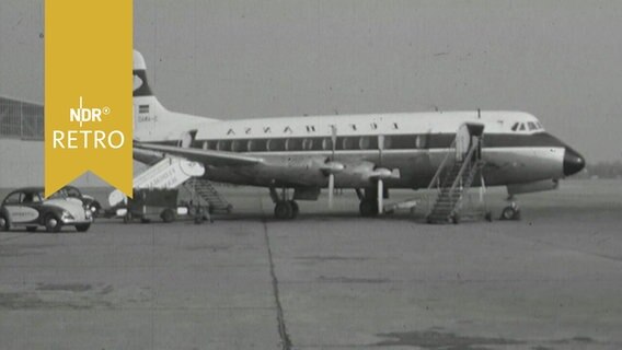 Lufthansa-Passagiermaschine auf dem Rollfeld am Flughafen Hamburg 1964  