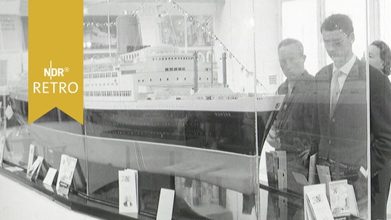 Schiffsmodell in einer Vitrine in einer Ausstellung (1965)  