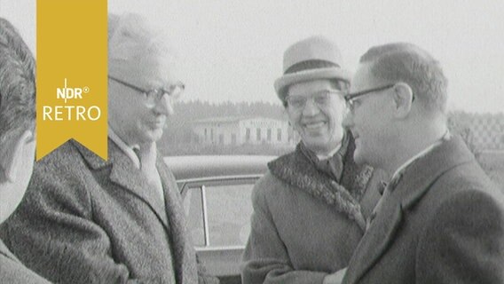 Ministerin Lena Ohnesorge und andere schleswig-holsteinische Politiker begrüßen einander im Freien (1963)  