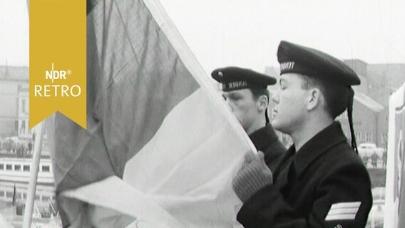 Marinesoldaten hissen Flagge an einem neuen Boot der Bundesmarine (1963)  