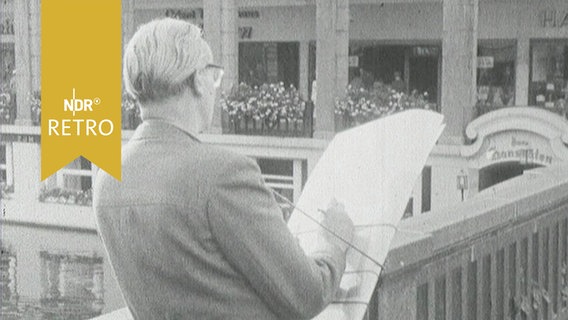 Grafiker Hermann Bollmann mit Zeichenblatt auf einer Brücke bei der Arbeit (1964)  