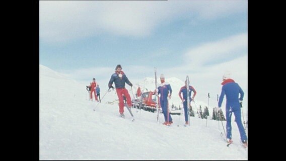 Skifahrer auf einer Skipiste  