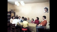 Eine türkische Gastarbeiterfamilie sitzt an einem Tisch (Archivbild)  