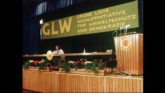 Bühne mit dem Banner "Grüne Liste Wählerinitiative für Umweltschutz und Demokratie"  