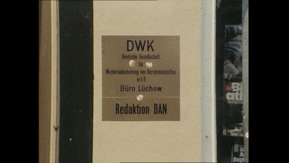 Schild mit der Aufschrift "DWK"  