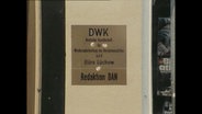 Schild mit der Aufschrift "DWK"  