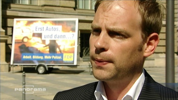 FPD-Spitzenkandidat Christoph Meyer vor einem Wahlplakat  