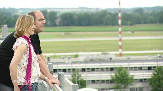 Das von Fluggastrechten betroffene Ehepaar Sendelbach am Flughafen  