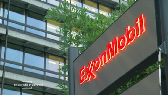 Roter Schriftzug "Exxon Mobil"  