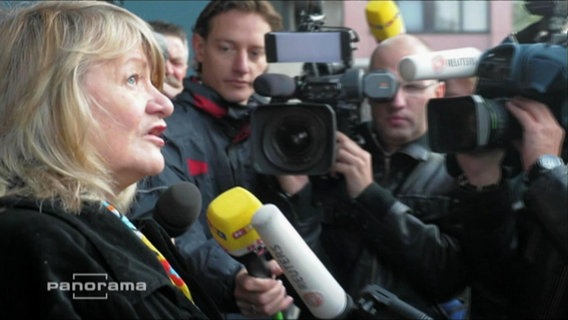 Alice Schwarzer vor Pressevertretern  