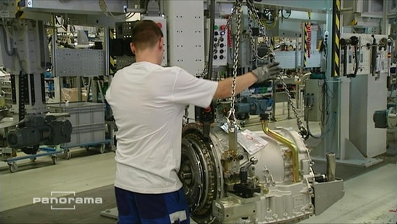 Ein Mitarbeiter des Autozulieferers ZF bei der Arbeit  