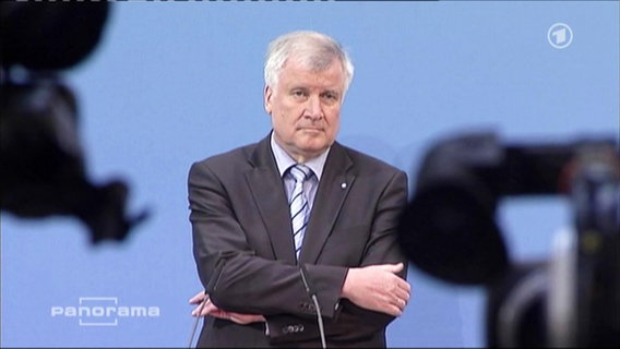 Horst Seehofer vor einer blauen Wand  