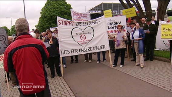 Eine Bürgerinitiative demonstriert gegen eine Winderenergietrasse die im Thüringer Wald gebaut werden soll.  