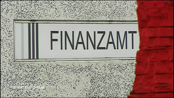 Schild mit der Aufschrift "Finanzamt"  