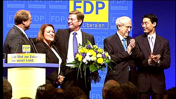 Die FDP feiert ihren Wahlerfrolg 2009 auf einer Bühne  