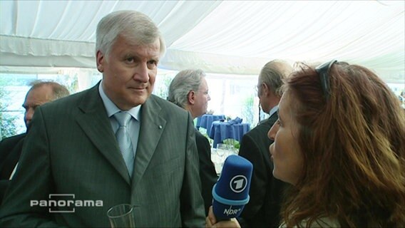 Horst Seehofer wird von einer Reporterin interviewt  