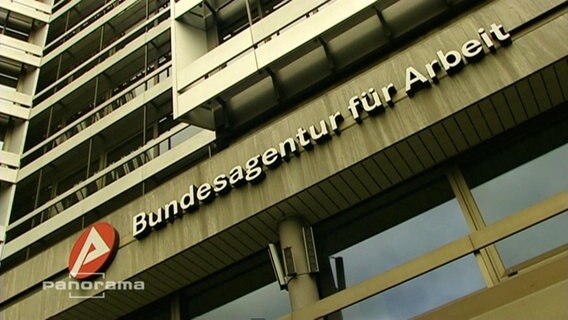 Der Schriftzug "Bundesagentur für Arbeit" an einer Hausfassade  