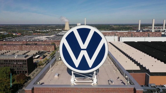 Das VW-Logo auf der Konzernzentrale in Wolfsburg 