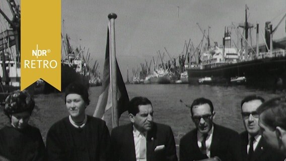 Drei Diplomaten und zwei ihrer Gattinnen sitzen am Heck eines Hafenrundfahrtbootes in Bremen 1963  