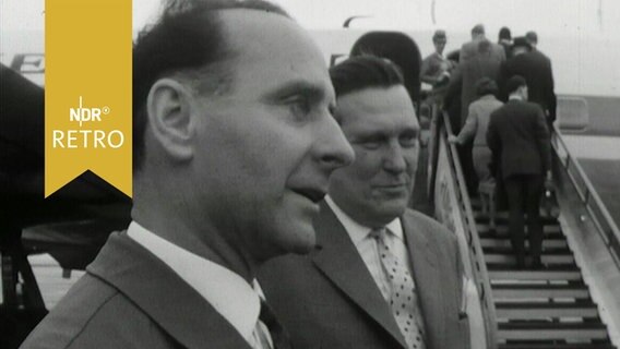 Der Hamburger Senator Ernst Weiß am Flughafen bei der Verabschiedung von Gästen 1963  