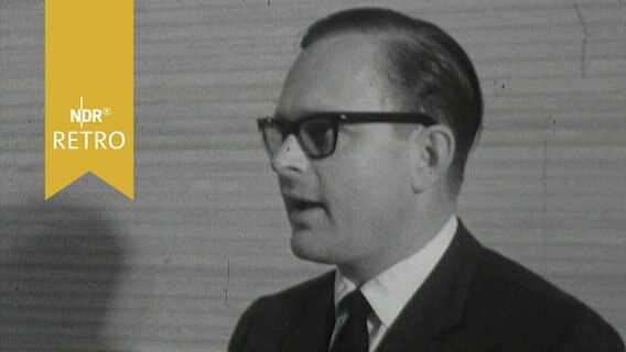 Wolfsburgs Stadtbaurat Rüdiger Recknagel bei einem Vortrag 1963  