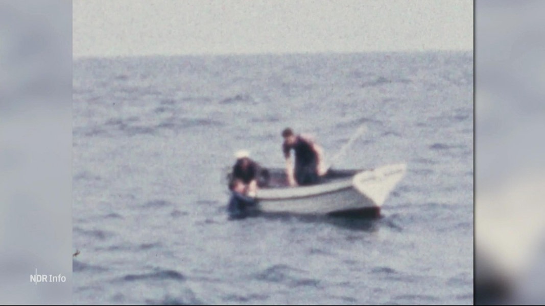Ein DDR-Flüchtling welcher von einem Boot aufgegabelt wird. 